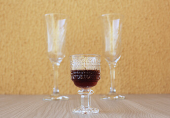 Taças de cristal com licor