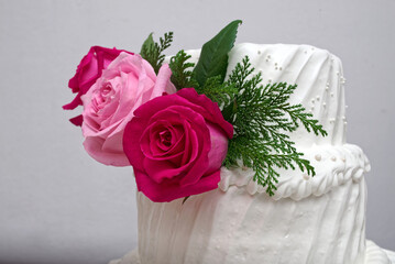 Pastel de tres niveles decorado con rosas.