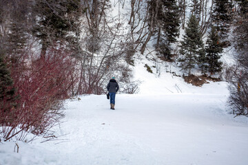 Fototapeta na wymiar Winter mountain scene with frozen water and people