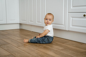 Naklejka premium baby child sitting on floor