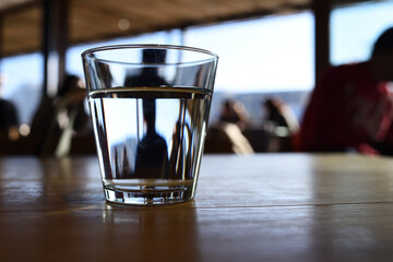 朝食時のグラスに入った水