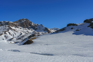 Fototapeta na wymiar Montañas nevadas en los Pirineos