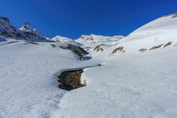 Río helado en los Pirineos