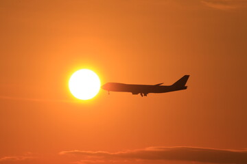 飛行機と夕陽