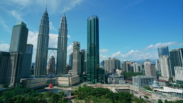 Beautiful Time lapse Kuala Lumpur city skyline of Petronas Twin Towers
