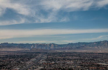 Obraz premium Top view of the sunset, mountains and houses, Las Vegas, Nevada, USA