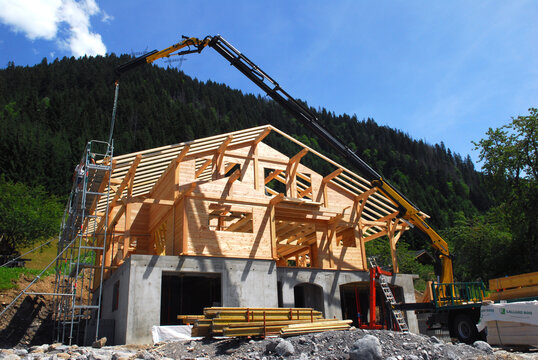 Construction d'un chalet de montagne dans les Alpes fran&ccedil;aises avec une ossature bois
