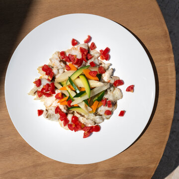 Piatto di pesce spinato con verdure