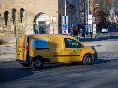 Voiture de livraison de La Poste.