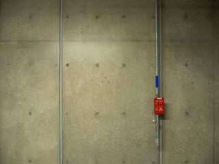 建物内の消防設備と防災意識の可視化。手動起動弁。