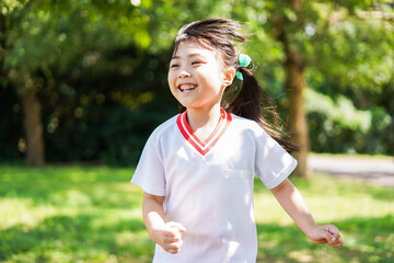 外で楽しくスポーツをする女の子