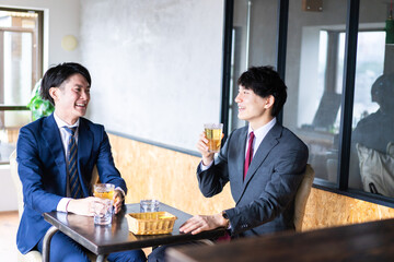 カフェで商談をするビジネスマン