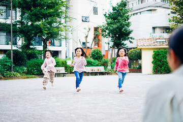 かけっこをする子どもたちとお母さん