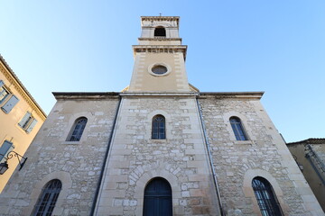 Fototapeta na wymiar L'église Saint Jean Baptiste, construite au 19eme siecle, vue de l'extérieur, ville de Pierrelatte, département de la Drôme, France