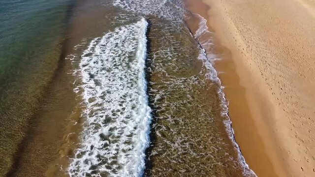 olas del mar en una playa desierta