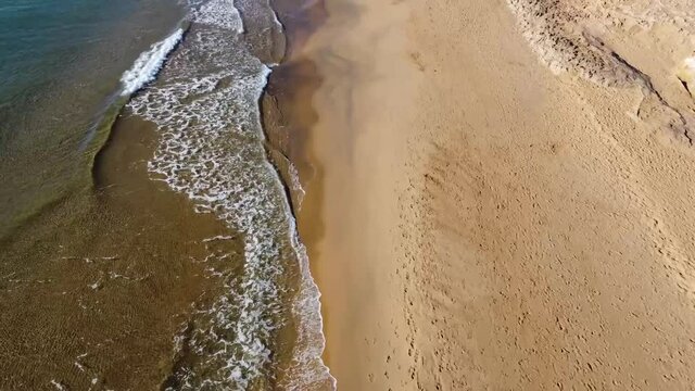 olas del mar llegando a la orilla