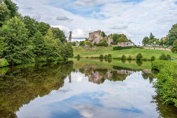 Réflexion du Château de Tiffauges sur La Crûme en Vendée.