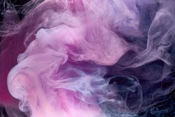 Deurstickers Paarse rook op zwarte inktachtergrond, kleurrijke mist, abstracte wervelende paarse oceaanzee, acrylverfpigment onder water © amixstudio