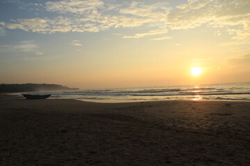Fototapeta na wymiar sunrise on the beach 