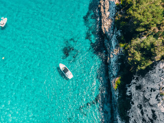 Paysage de mer avec eau turquoise en Espagne