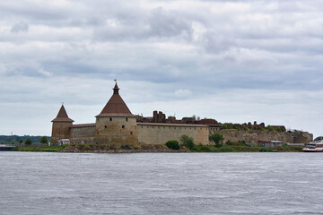 Obraz premium Natural landscape with a view of the old fortress by the lake