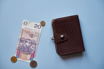 pieniądze, monety i brązowy portfel na niebieskim tle ,polski złoty	 - obrazy, fototapety, plakaty