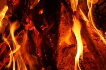 Zoom fuego de leña en la chimenea