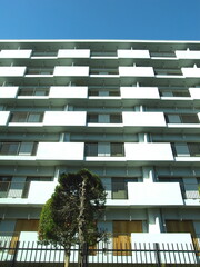 解体前の空き部屋のマンション