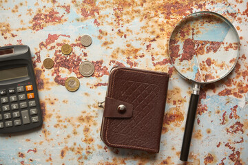 monety, portfel i kalkulator na blaszanym stole ,polski złoty 