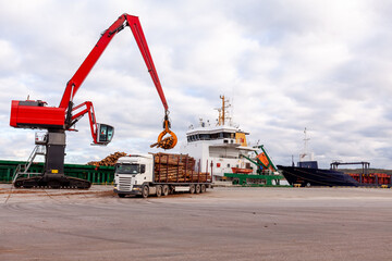 Loading and unloading of bulk carrier cargo vessels in the port