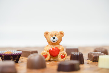可愛いクマと一口サイズのチョコレートのバレンタインのイメージ素材