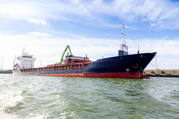 Loading and unloading of bulk carrier cargo vessels in the port