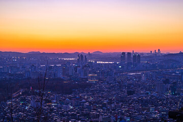 Naklejka premium Cityscape night view of Seoul, South Korea at sunset time
