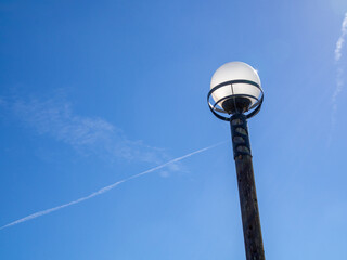 丸い街灯と青空