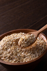 オートミールをスプーンですくう