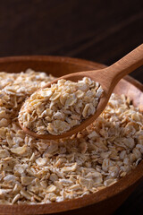 オートミールをスプーンですくう