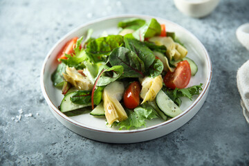 Artichoke salad with tomatoes and cucumber