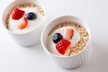 ヨーグルトと果物をトッピングしたオートミール