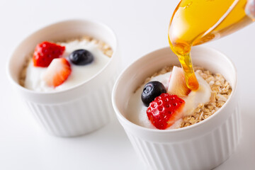 ヨーグルトと果物をトッピングしたオートミール