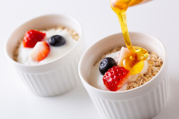 ヨーグルトと果物をトッピングしたオートミール