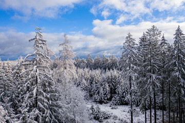 Obraz premium Blick auf den verschneiten Odenwald