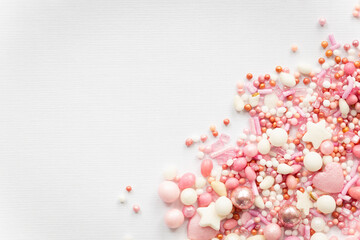 rosafarbene Zuckerstreusel Mischung mit Herzen und Perlen