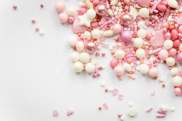rosafarbene Zuckerstreusel Mischung mit Herzen und Perlen