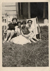 FOTO VINTAGE CON GRUPPO DI RAGAZZE IN RELAX