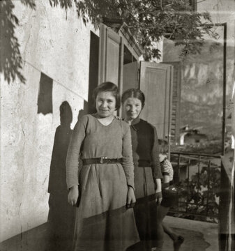 FOTO VECCHIA CON DUE GIOVANI RAGAZZE