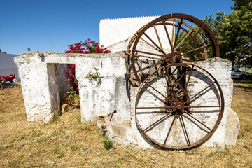 Obraz premium rusty cogs of an old well in faro, algarve, portugal