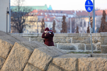 Kobieta spaceruje mostem Grunwaldzkim nad Odrą we Wrocławiu.