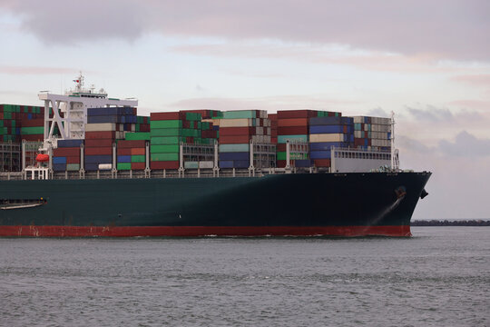 Gr&uuml;nes Containerschiff erreicht den Hafen