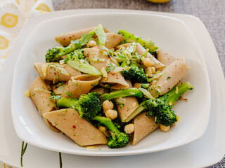 Wholemeal penne with broccoli, chickpeas and lemon zest. Vegan recipe