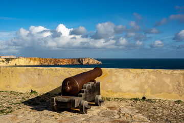 Verteidigungslinie in Sagres, Portugal mit einer Kanone